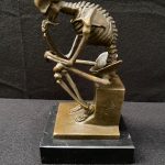 Bronzen skelet op marmeren voet, "Denker" 2025_11_#18
